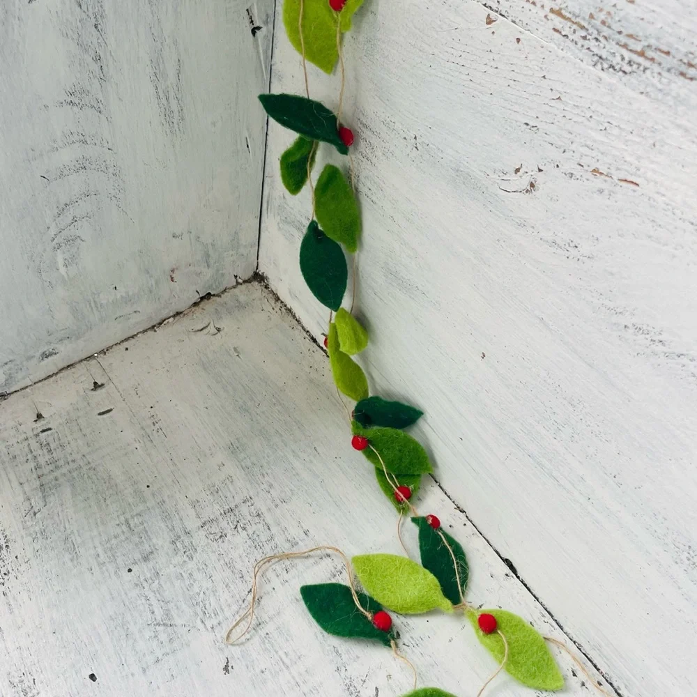 *Berry Leaves Felt Garland